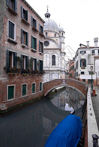 人行道结构体意大利威尼斯运河现场在寒冷的高压天气下反思图片