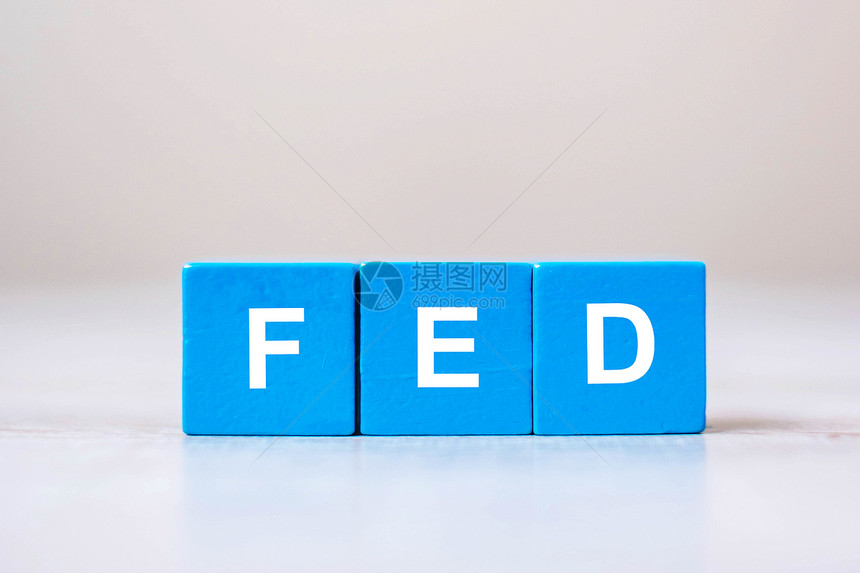 FED表格背景中的FED文字木板块金融危机和商业概念经济衰退减少百分图片