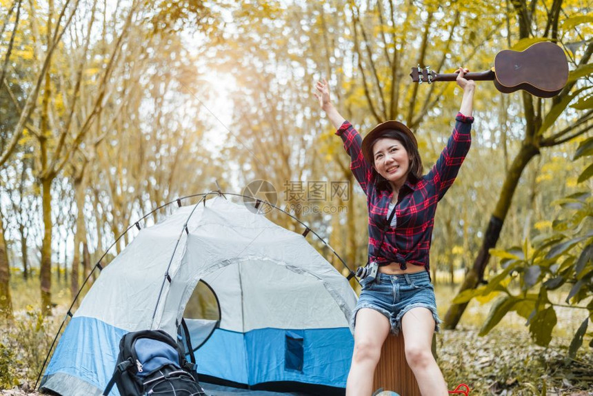 森林里露营的女人图片