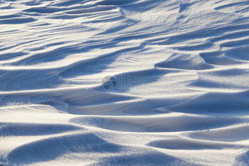 温度清楚的小DOP表面被太阳照亮光和影子的图案与雪地不同冬天是一片田野而雪地则因阳光和阴影而不同霜图片