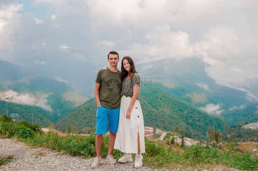 夏天放暑假时美丽的幸福家庭在雾中山上的美丽快乐家庭在雾中索契女士自由图片