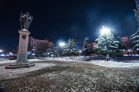 雪季的夜间公园背景图片