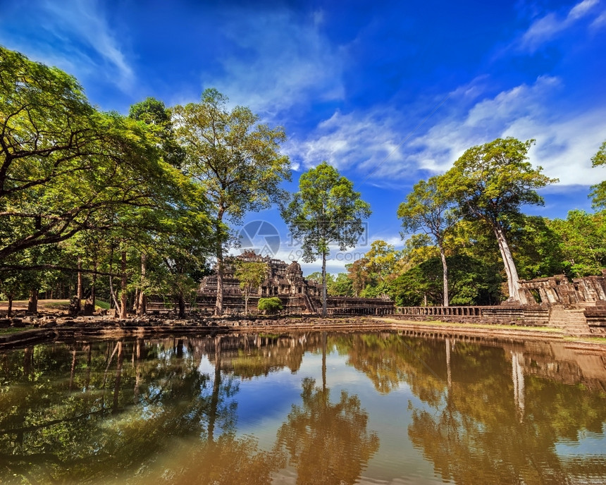 森林柬埔寨暹粒省AngkorWat综合建筑群Baphuon寺庙废墟的湖和全景外公园观旅行宗教图片