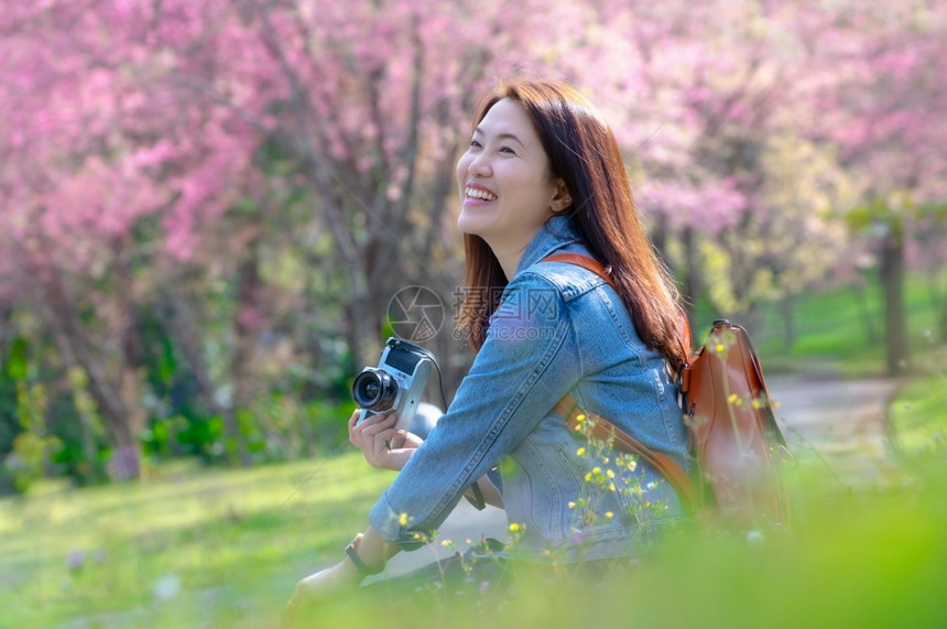旅行生活方式世界探险家或夏季亚洲旅行想法概念在春樱花开盛时笑着愉快摄影年轻的图片