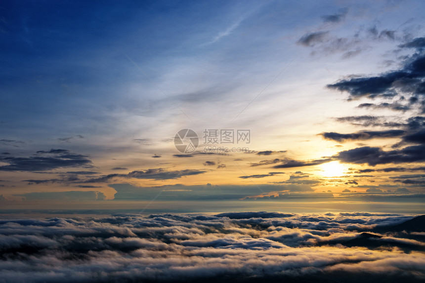 地平线多雾路段黎美丽的自然景观太阳在海雾之上笼罩着山峰和明亮的天空在冬季日出时遮盖着高山和晴空从泰国卢埃省普鲁伊亚公园PhuRu图片