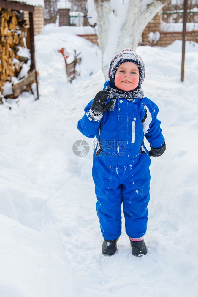 冬天在雪地里玩耍的孩子图片