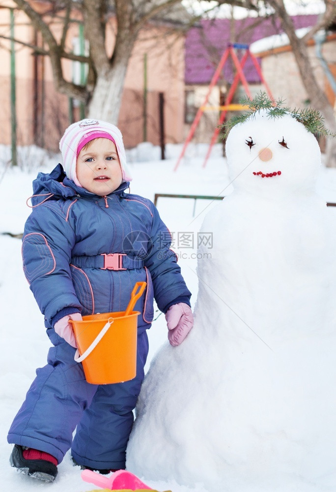 冬天雪地里玩耍的小孩子图片