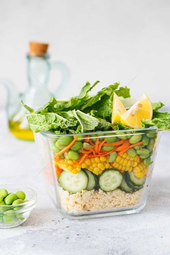 玻璃盒配新鲜生蔬菜沙拉健康膳食谱准备玻璃容器中的健康素食菜肴植物绿色生活理念有机天然食品自制节人图片