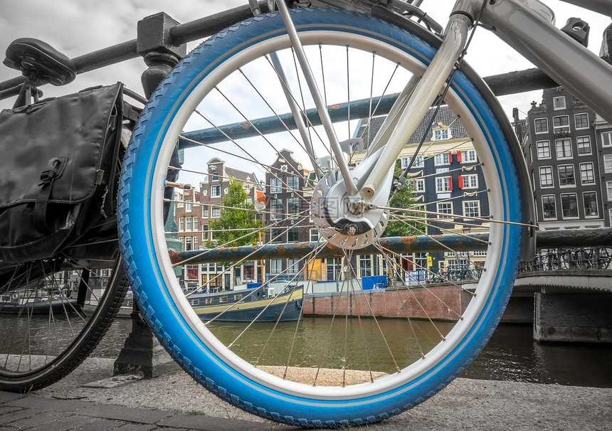 荷兰自行车轮在阿姆斯特丹水滨近端紧闭的阿姆斯特丹码头上驾驶轮边外黑白照片阿姆斯特丹运河大楼内彩色照片以双轮方式拍摄一种城市假期图片