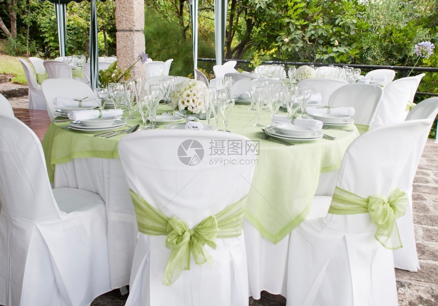 白色华丽婚椅和餐桌布置图片