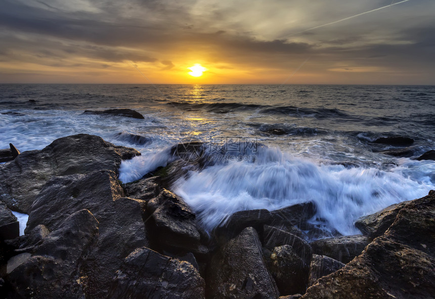 支撑海风大黑岩石岸的日出天空多彩黑海风景浪图片