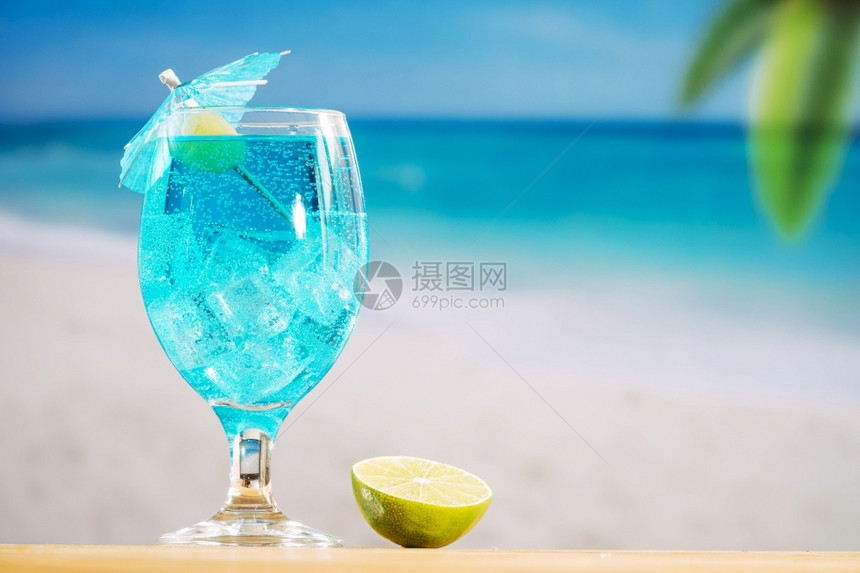 凉爽的新鲜高清晰度照片玻璃冷淡蓝色饮料粉白灰优质照片龙舌兰酒图片