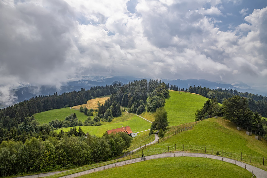 农场奥地利山的绿色滚动丘道路和农舍令人惊叹的田林风景土地旅游图片