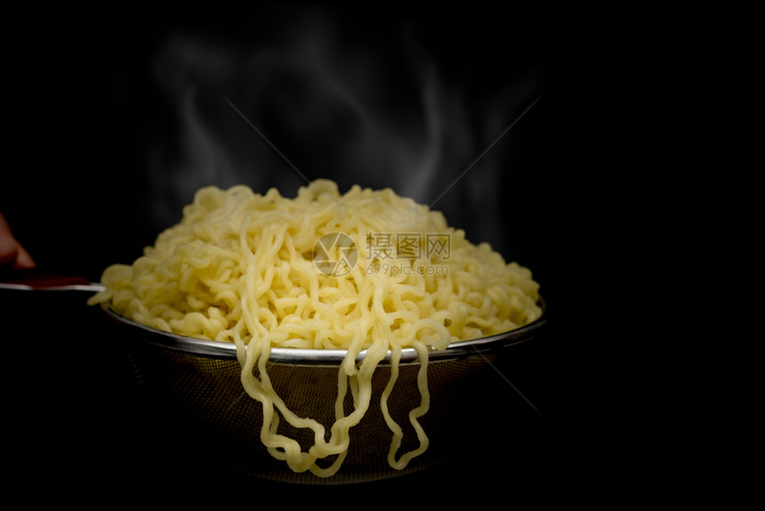 文化人阴影热水篮子中的面条热水篮子里的面条传统亚洲食物图片