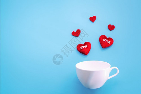 咖啡杯与红色爱心图片