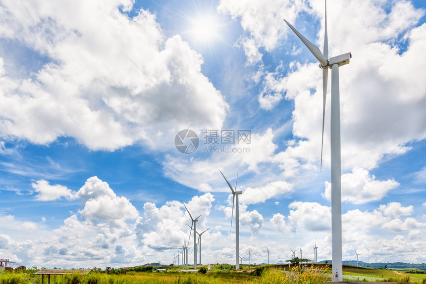自然蓝色天空和云底的阳光下许多风力车场景色美丽在泰国PhetchabunKhhoChaoKhoPhitechabunKhoo环境图片
