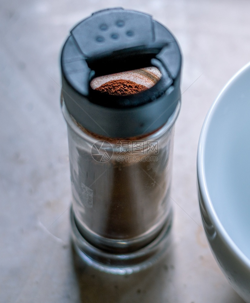 营养干燥在一个小型透明的玻璃瓶和白碗中立即用一个小透明玻璃瓶和白色碗中的咖啡粉在家庭厨房的Dalgona咖啡准备时间排入泡沫投手图片