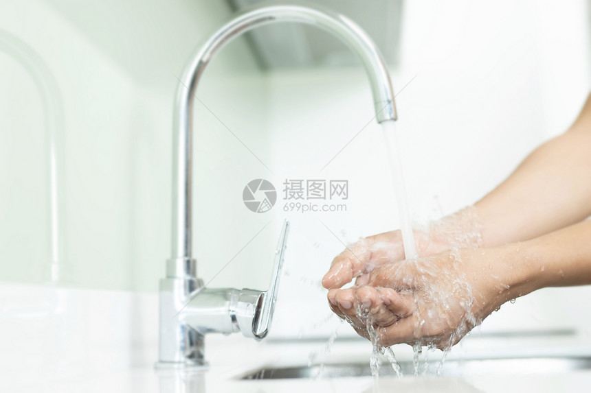健康微生物清洁手在水龙头厨房槽下用洗手支付污垢清洁细菌和以保持卫生健概念泡沫图片