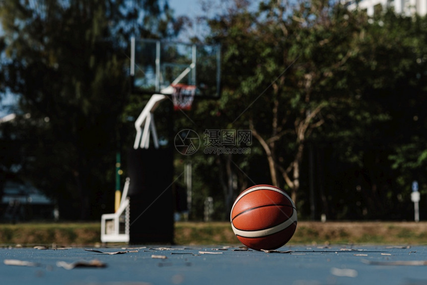 体育和娱乐概念在篮球法庭地板上铺设的圆轮篮球跑步跳幸福图片