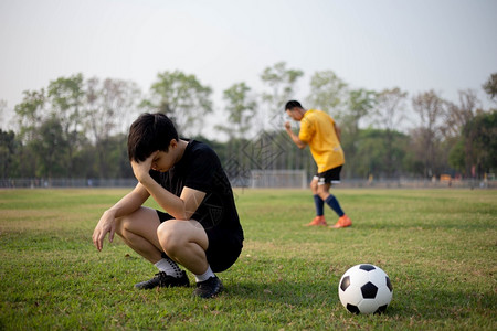 足球员带球跑竞赛打败足球后两名员在体育和娱乐比赛中获胜和败选的时刻技能背景