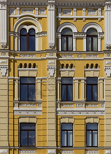 窗口在来自序列窗口的蜜蜂壁背景上有拱形和装饰衬衣城市的古老图片