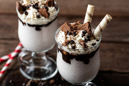 自制巧克力奶昔配料冰沙美味的奶昔加冰淇淋巧克力和饼干液体背景