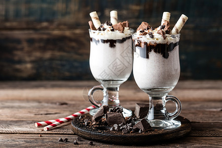 自制巧克力奶昔食物玻璃牛奶美味的昔加冰淇淋巧克力和饼干背景