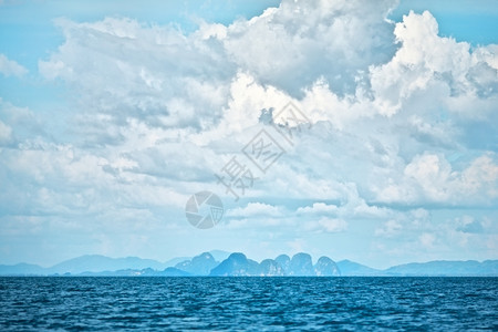 全景天泰国安达曼海清晨大雾景沿图片