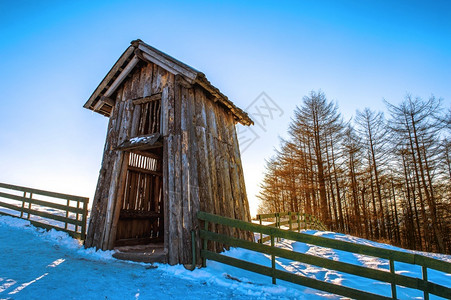 ps素材敬伟冬季木林小屋南韩江原道大和伟敬牧草地场景霜背景