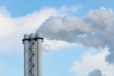 排气在晴天保护大气层和环境免受污染排放的理念将空间复制到工业烟囱中的雾和蒸汽排放成清空的背景下在明天实现Chimney使大气和环背景图片