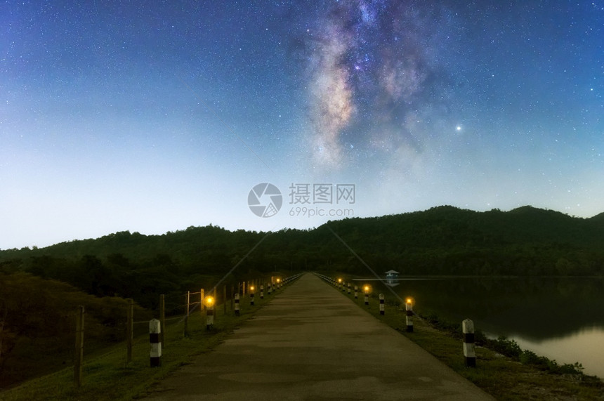 星座国王空是通向梦境的大门美丽银河系恒星和太空尘以长速度在银河系的梦中与之间的梦境山图片