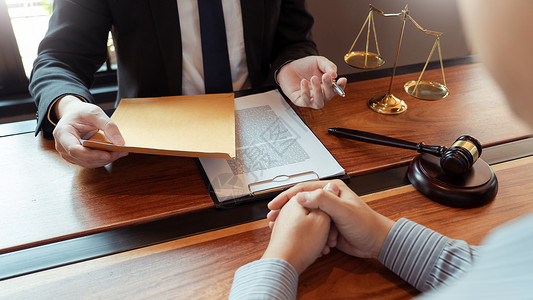 商业男公证人律师或法官咨询讨论合同文件与在职实业家客户法律和服务概念协商或讨论合同文件刑事法的背景图片
