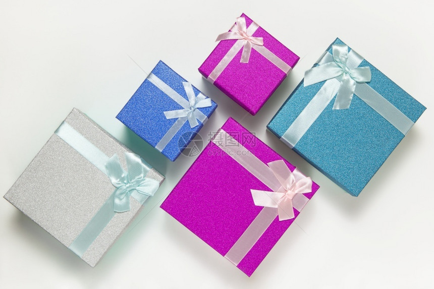一堆蓝色紫银新年礼物盒带丝和弓的白色背景节日概念圣诞情人生日之顶观一般计划横向最佳惊喜购物图片