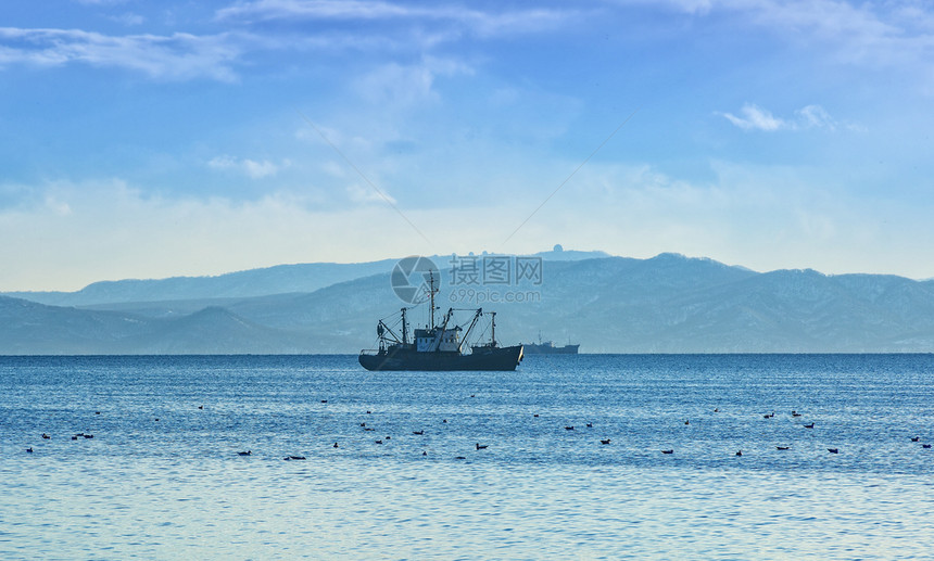 血管水开卡特半岛沿海太平洋岸灰色早晨的渔船该位于堪察加半岛海岸外太平洋上商业的图片