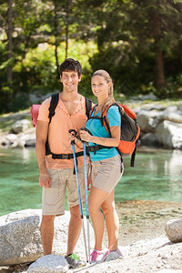 假期照片来自一对年轻夫妇的身穿旅行服站在湖边的照片冒险图片