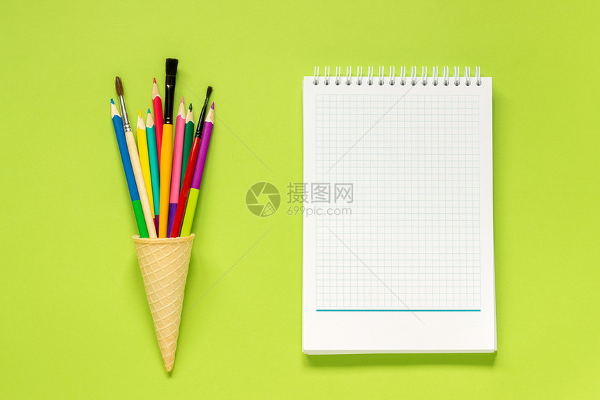 最佳材料班级华夫饼冰淇淋锥中的彩色铅笔画和绿背景上的笔记本概念教育回到学校平躺顶视图模拟板用于明信片刻字文本或您的设计华夫饼冰淇图片