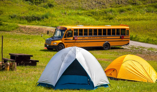 户外露营地中的帐篷和校车图片