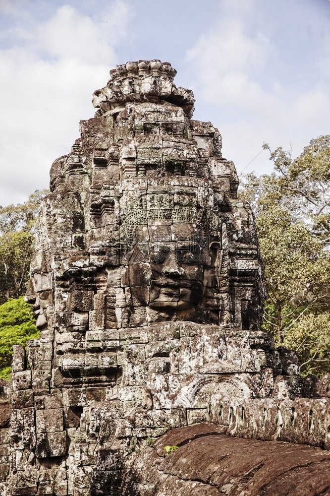 结石精神柬埔寨吴哥城建筑群巴戎寺的一座小塔中张脸这座寺庙有超过136个这样的脸雕刻在塔上亚洲图片