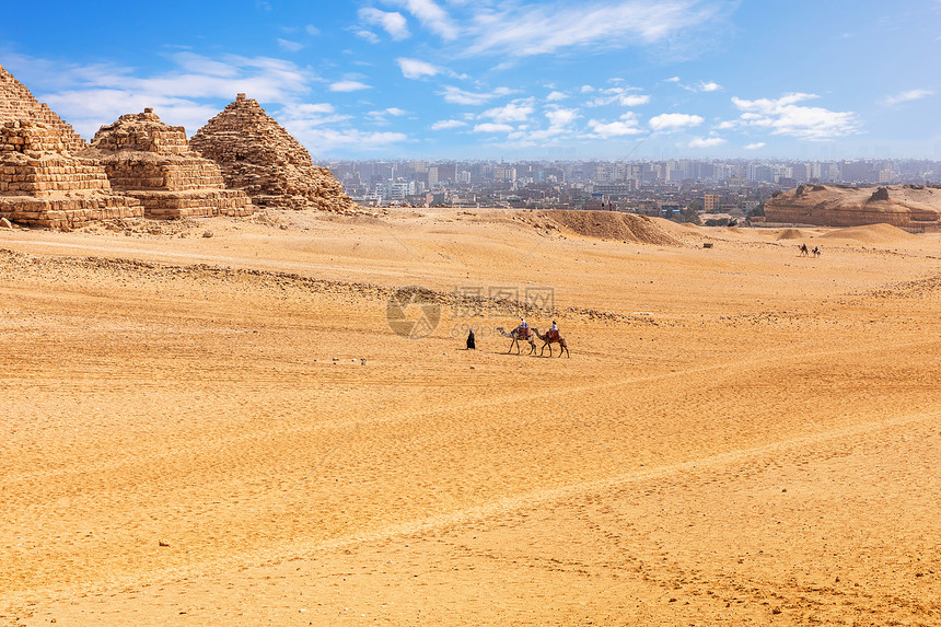 胡夫动物遗产吉萨沙漠中的孟卡拉王后和骆驼小金字塔吉萨沙漠中的孟卡拉王后和骆驼小金字塔图片