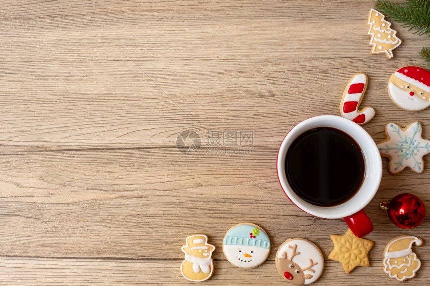 甜点桌子可爱的圣诞快乐有自制饼干和咖啡杯在木桌背景的圣诞晚会派对节假日和新年快乐概念图片