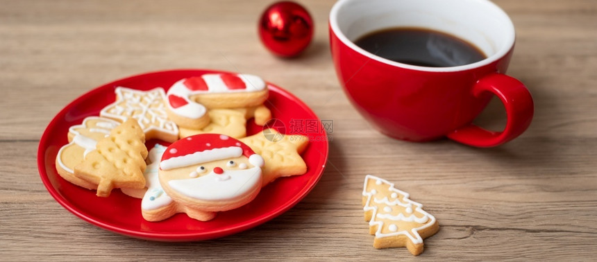 圣诞快乐有自制饼干和咖啡杯在木桌背景的圣诞晚会派对节假日和新年快乐概念礼物最佳曲奇饼图片
