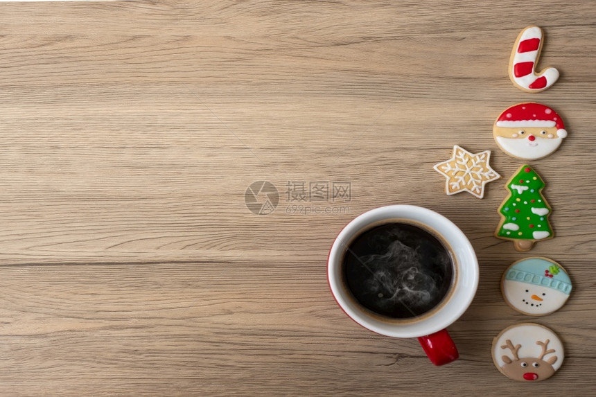 可爱的圣诞快乐有自制饼干和咖啡杯在木桌背景的圣诞晚会派对节假日和新年快乐概念松树棕色的图片