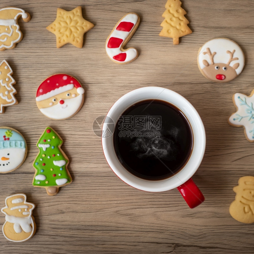 早晨杯子圣诞快乐有自制饼干和咖啡杯在木桌背景的圣诞晚会派对节假日和新年快乐概念早餐图片