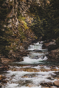 溪流和瀑布图片