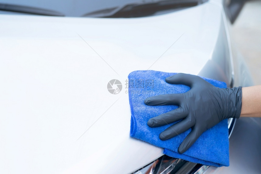 代客内部的工作人员正在车内清洗以防止传播抹布图片