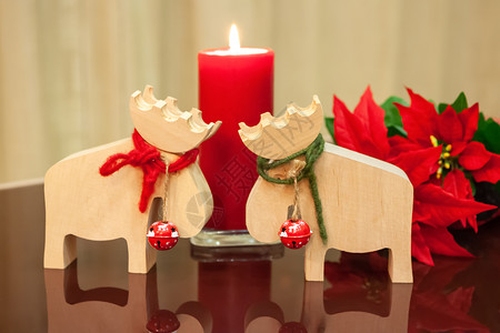 花晚上圣诞装饰品现代内地斯堪的纳维亚风格圣诞节现代室内装饰品用红绿绳捆绑在脖子上用点蜡烛和玻璃桌上锅里勺子加的铃声敲钟桌子背景图片
