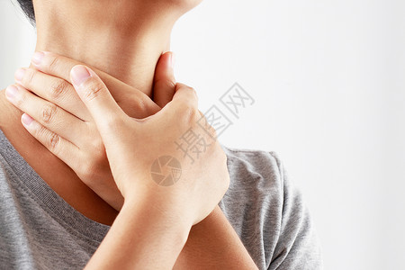 喉咙疼痛的女性特写图片