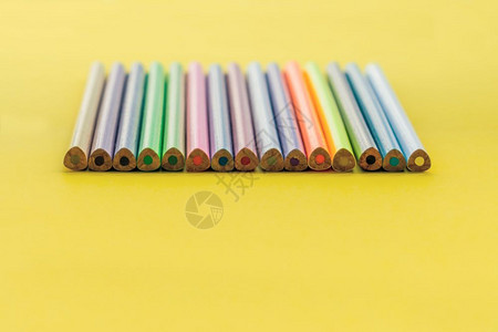 力量成功黄背景混合彩色铅笔多样化概念行的想象图片