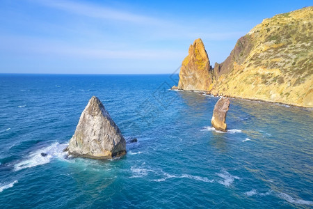 安宁对海浪和岩石的空中观测自然景象观海滩图片