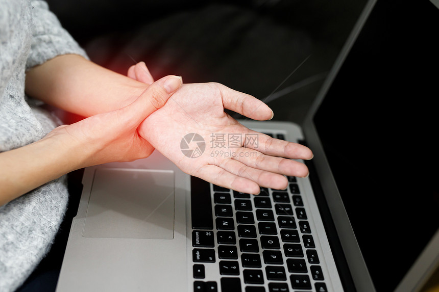 女在计算机工作时手痛肌肉疼家电脑老鼠图片